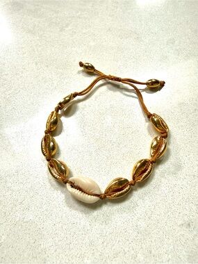 Gold plated TOHUM Cowrie Shell Beaded Bracelet - Adjustable